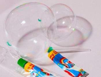 Hàng loạt trẻ em ở Lâm Đồng bị ngộ độc đồ chơi thổi bong bóng dạng tuýp keo - Ảnh 1.
