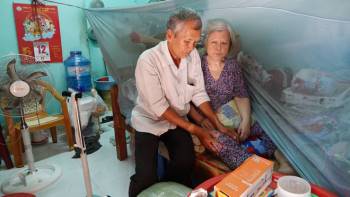 Bạn đọc Báo Thanh Niên giúp đỡ vợ chồng cụ bán vé số nghèo ở Tiền Giang - ảnh 1