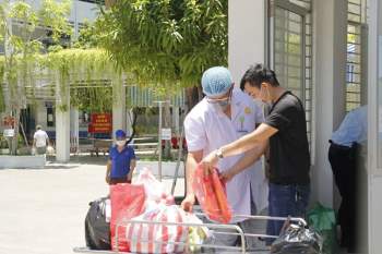 Nhân viên Bệnh viện C Đà Nẵng kiểm tra các nhu yếu phẩm gửi cho bệnh nhân. (Ảnh: Văn Dũng/TTXVN)