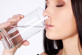 Uống đủ nước là cách giúp bạn ngừa môi thâm.