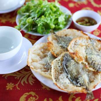 Đầm Chuồn thuộc huyện Phú Vang, tỉnh Thừa Thiên - Huế, cách trung tâm TP Huế hơn 10 km về phía đông bắc. Đến đây, du khách có thể thưởng thức bánh khoái cá kình trứ danh. Bánh đổ bằng bột gạo, với nhân là cá kình tươi rói, để nguyên con, ngọt thịt, beo béo. Ảnh: Phuc.lh1990.