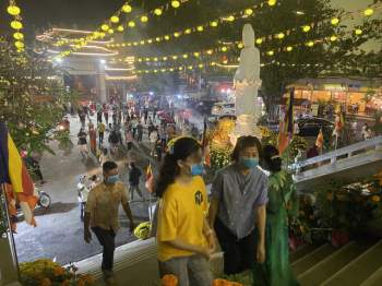Người dân Sài Gòn đi chùa cầu an đêm giao thừa - Ảnh 4.