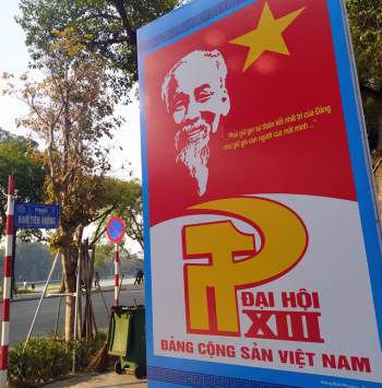 Chào mừng Đại hội lần thứ XIII của Đảng, Hà Nội trang hoàng rực rỡ cờ hoa - Ảnh 1.