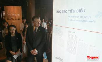 Đại sứ Mỹ thăm trường đại học đầu tiên của Việt Nam nhân ngày 20/11 - Ảnh 14.