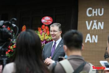 Đại sứ Mỹ thăm trường đại học đầu tiên của Việt Nam nhân ngày 20/11 - Ảnh 15.