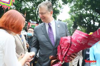 Đại sứ Mỹ thăm trường đại học đầu tiên của Việt Nam nhân ngày 20/11 - Ảnh 2.
