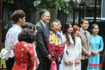 Đại sứ Mỹ thăm trường đại học đầu tiên của Việt Nam nhân ngày 20/11 - Ảnh 3.