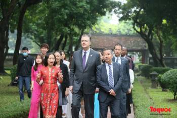 Đại sứ Mỹ thăm trường đại học đầu tiên của Việt Nam nhân ngày 20/11 - Ảnh 4.