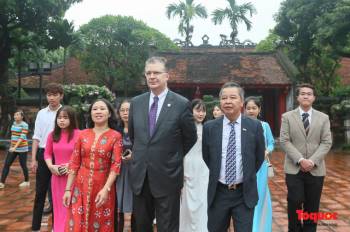 Đại sứ Mỹ thăm trường đại học đầu tiên của Việt Nam nhân ngày 20/11 - Ảnh 7.