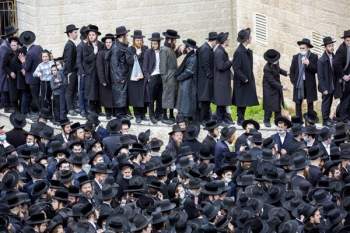 Hàng nghìn người chen chúc nhau tham dự một đám tang giáo sĩ Israel giữa dịch COVID-19 - Ảnh 3.