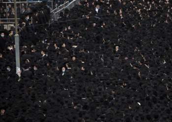 Hàng nghìn người chen chúc nhau tham dự một đám tang giáo sĩ Israel giữa dịch COVID-19 - Ảnh 4.