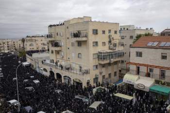 Hàng nghìn người chen chúc nhau tham dự một đám tang giáo sĩ Israel giữa dịch COVID-19 - Ảnh 7.