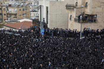 Hàng nghìn người chen chúc nhau tham dự một đám tang giáo sĩ Israel giữa dịch COVID-19 - Ảnh 9.