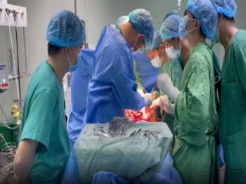 Bỏ qua thủ tục, 15 bác sĩ tập trung cứu người bị đâm thấu bụng - ảnh 1