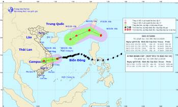 Miền Trung mưa rất to vì áp thấp, bão lại sắp vào biển Đông - Ảnh 1.