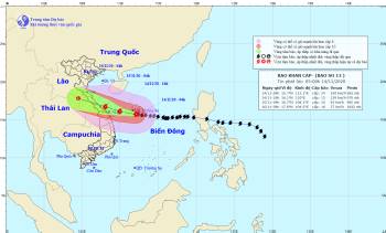Tin khẩn cấp về bão số 13: Giật cấp 17, áp sát vùng biển Quảng Bình - Quảng Ngãi - Ảnh 1.