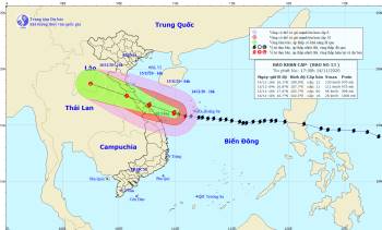 Tin khẩn cấp mới nhất về bão số 13: Đã áp sát đất liền với cường độ rất mạnh - Ảnh 2.