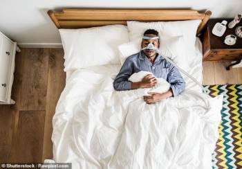 Đeo mặt nạ có gắn máy thở lực ngăn ngừa ngủ ngáy