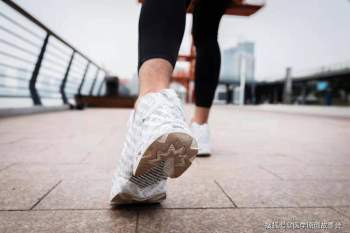 Những người có tuổi thọ ngắn thường có 3 đặc điểm này khi đi bộ, sau 45 tuổi hy vọng bạn không mắc phải bất kì điểm nào - Ảnh 2.