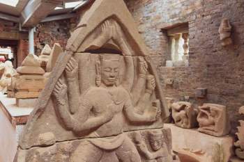 Những đền thờ chính ở Mỹ Sơn thờ một bộ Linga hoặc hình tượng của thần Shiva, đấng bảo hộ các dòng vua Chăm pa. Còn có đền thờ vị vua Bhadresvara, người sáng lập dòng vua đầu tiên của vùng Amaravati vào cuối thế kỷ 4.