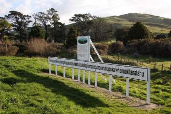 Taumatawhakatangi­hangakoauauotamatea­turipukakapikimaunga­horonukupokaiwhen­uakitanatahu (85 chữ cái): Nằm tại Taumata, Bắc Đảo, New Zealand, ngọn đồi đặc biệt này có tên lên tới 85 chữ cái. Trong tiếng Maori, tên của nó có nghĩa là: “Đỉnh đồi nơi Tamatea, người đàn ông với đầu gối to, người leo núi, kẻ nuốt đất đi lang thang, thổi sáo mũi cho người yêu thương nghe”. Ngọn đồi cao hơn 300 m này có khung cảnh thanh bình, xanh mướt vào mùa hè và là điểm đến dừng chân trên tuyến đường đạp xe nổi tiếng của Taumata. Ảnh: Amusing Planet.