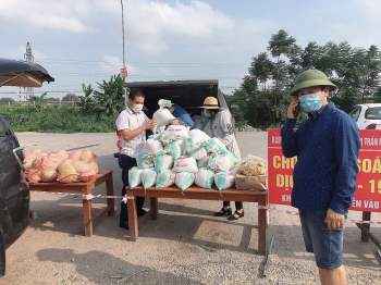 Hàng ngàn suất ăn, bó rau ấm lòng công nhân Bắc Giang vượt qua dịch Covid-19 - ảnh 2