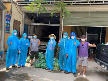 Hàng ngàn suất ăn, bó rau ấm lòng công nhân Bắc Giang vượt qua dịch Covid-19 - ảnh 8