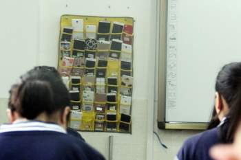 Trung Quốc cấm học sinh đem điện thoại vào lớp - Ảnh 1.