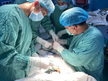Phẫu thuật thành công, cứu sống bé sơ sinh bị teo thực quản hiếm gặp - Ảnh 1.
