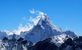 Theo World Atlas, Everest là đỉnh núi cao nhất trên thế giới. Đỉnh núi này còn được gọi là “Thánh mẫu của vũ trụ”. Ảnh: World Atlas.
