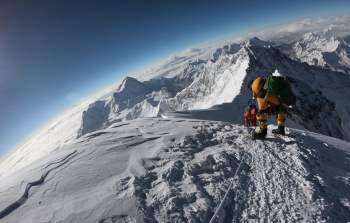 Đỉnh Everest có chiều cao 8.848 m so với mực nước biển, là đỉnh núi cao nhất trên bề mặt Trái Đất so với mực nước biển. Đỉnh Everest thu hút nhiều người leo núi khám phá. Ảnh: Wikipedia.