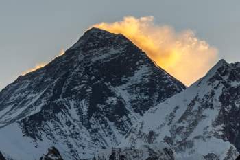 Đỉnh Everest còn có tên gọi khác là Chomolungma. Tên gọi Everest chỉ xuất hiện từ năm 1865 khi được Hiệp hội Địa lý Hoàng gia Anh đặt tên tiếng Anh. Ảnh: Wikipedia.