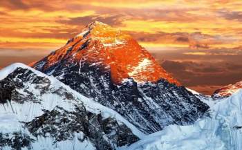 Trong tiếng Nepal, đỉnh núi này được gọi là Sagarmatha, có nghĩa là trán trời. Người Tây Tạng gọi là Chomolangma (Thánh mẫu của vũ trụ). Theo CNN, nhiệt độ ở đỉnh Everest dao động từ -31 đến -4 độ F. Tháng 5 là thời điểm để leo núi, khi trời ít gió. Ảnh: BBC.