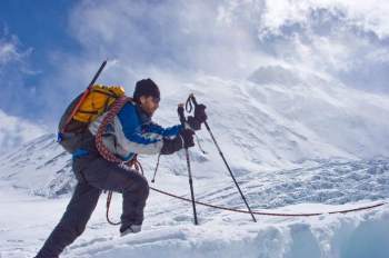 Ngày 16/5/1975, nhà leo núi người Nhật Bản có tên Junko Tabei trở thành phụ nữ đầu tiên chinh phục thành công đỉnh Everest. Ngày 25/5/2001, Erik Weihenmayer mang quốc tịch Mỹ, trở thành người mù đầu tiên chinh phục được đỉnh núi cao nhất thế giới này. Ảnh: New York Times.