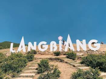 Ở độ cao hơn 2.100 m, đỉnh Lang Biang được ví như nóc nhà của Đà Lạt. Ngọn núi này thuộc địa bàn huyện Lạc Dương, tỉnh Lâm Đồng, cách trung tâm TP Đà Lạt khoảng 12 km về phía bắc. Nơi đây được ví như biểu tượng văn hóa quan trọng của vùng đất cao nguyên sương mù, thu hút du khách mọi nơi. Ảnh: _nga_dtn.