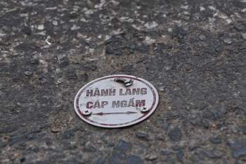 Đinh vít nắp đánh dấu cáp ngầm trên nhiều tuyến phố Hà Nội gây nguy hiểm cho người đi đường - Ảnh 7.