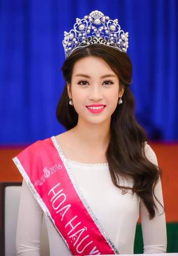 Tân Hoa hậu Đỗ Thị Hà bị soi hàm răng kém xinh giống Đỗ Mỹ Linh ngày mới đăng quang Ảnh 8