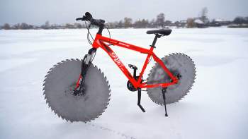 Độc đáo chiếc xe đạp đi bon bon trên băng