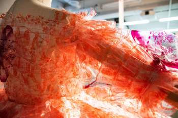 Độc đáo với loạt váy làm từ hàng nghìn vỏ gói bánh quy