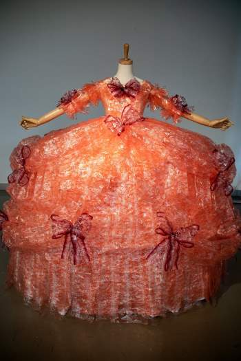 Độc đáo với loạt váy làm từ hàng nghìn vỏ gói bánh quy