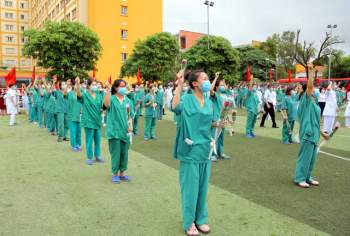 Quảng Ninh cử 200 cán bộ y tế hỗ trợ Bắc Giang chống dịch COVID-19 - Ảnh 2.