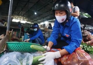 Những shipper áo xanh đi chợ giúp người dân trong khu phong tỏa
