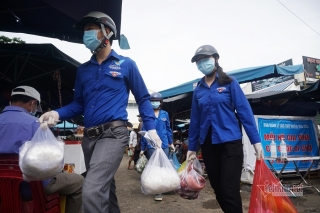 Những shipper áo xanh đi chợ giúp người dân trong khu phong tỏa