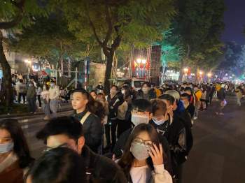 Hàng nghìn người đang ùn ùn kéo lên trung tâm Thủ đô đón năm mới 2021 - Ảnh 3.