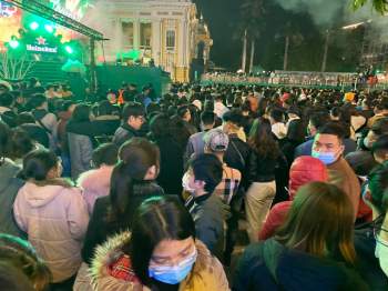 Hàng nghìn người đang ùn ùn kéo lên trung tâm Thủ đô đón năm mới 2021 - Ảnh 13.