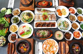 Đi ăn đồ Hàn lúc nào cũng được khuyến mãi chục đĩa panchan, ăn thì ngon nhưng bạn có chắc đã biết nguồn gốc về nó? - Ảnh 1.