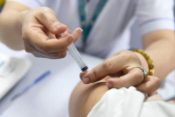 Phản ứng sau tiêm vắc xin ở Việt Nam: Vẫn trong tỉ lệ cho phép - Ảnh 1.