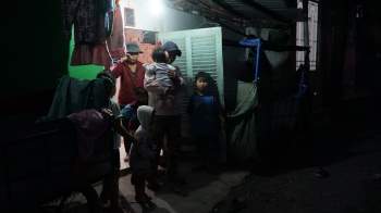 4 đứa bé 'phiêu bạt' trên xe ve chai khắp Sài Gòn: Áo mới ăn Tết... xa xỉ! - ảnh 3