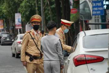 CSGT Hà Nội đồng loạt ra quân dán giấy thông báo phạt nguội trên kính xe - Ảnh 7.