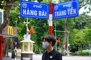 Giới trẻ Hà Nội đeo khẩu trang khi xuống phố, làm thủ tục dự thi hay đi cafe vẫn nghiêm chỉnh chấp hành - Ảnh 3.